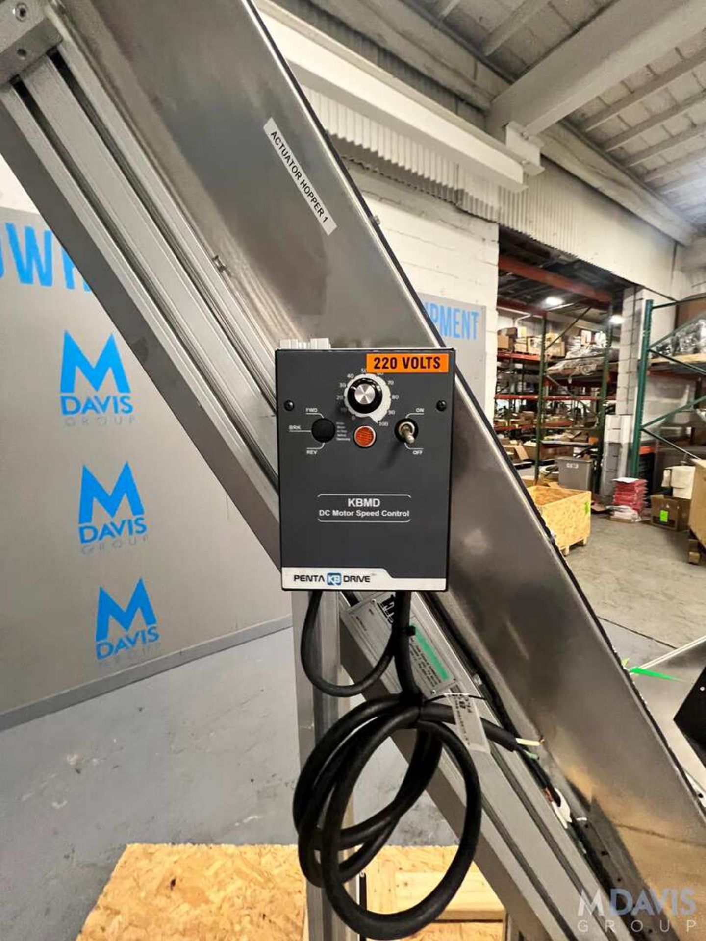 BOTTLE HOPPER WITH CLEATED ELEVATING CONVEYOR, MODEL ELEVATORE NE 80 HC 900 HS 1715, S/N 9906125, LE - Image 9 of 19