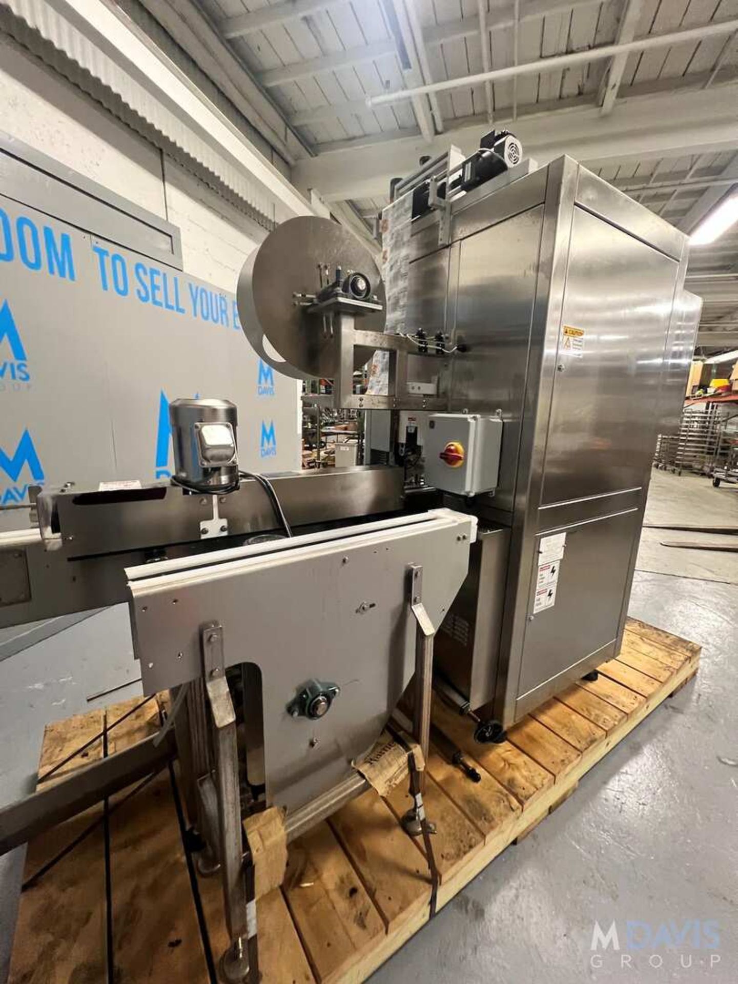 2019 SLEEVE SEALVERTICAL SLEEVE LABELER, MODEL SSL - FS1, S/N 05131910, WITH ALLEMN BRADLEY COMPACTL - Image 4 of 22