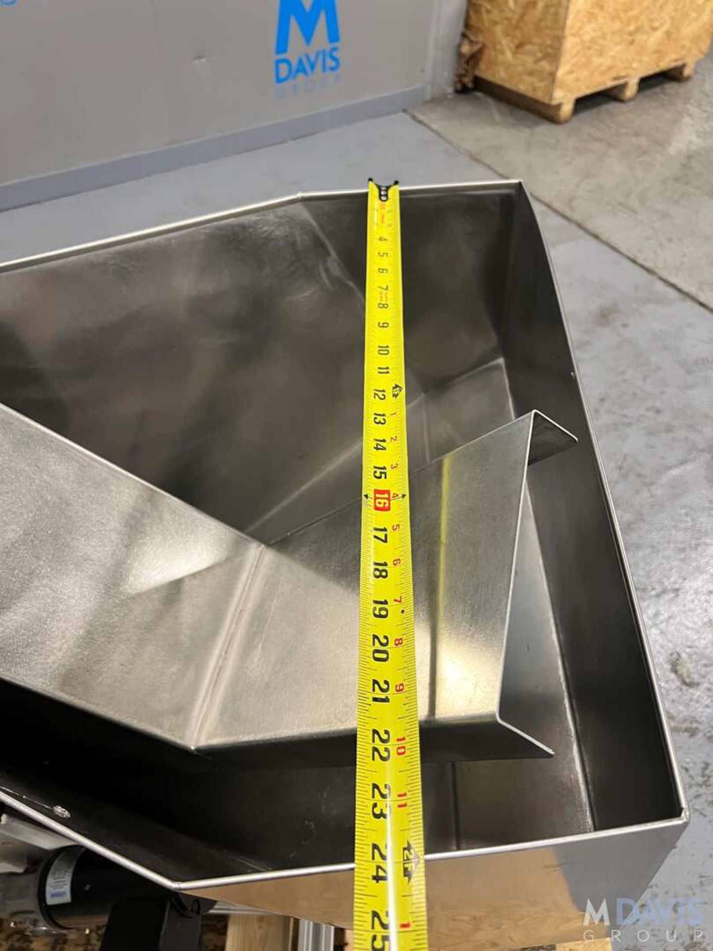 BOTTLE HOPPER WITH CLEATED ELEVATING CONVEYOR, MODEL ELEVATORE NE 80 HC 900 HS 1715, S/N 9906125, LE - Image 19 of 19