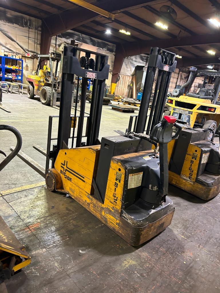 thumbnail image 2 of Guardian 30x36 Aluminum Loading Dock Plate – 3,000 Lb Capacity For Pallet Jack & Truck – Anti-Slip Diamond Tread 2 of 3