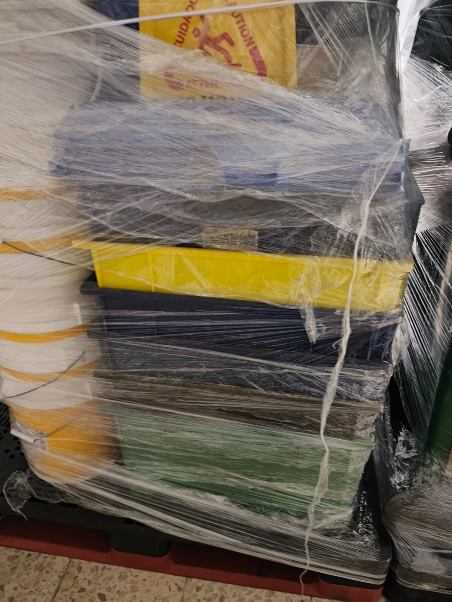 (14) 19-liter plastic containers, 4 19-liter containers, 4 trash cans ...