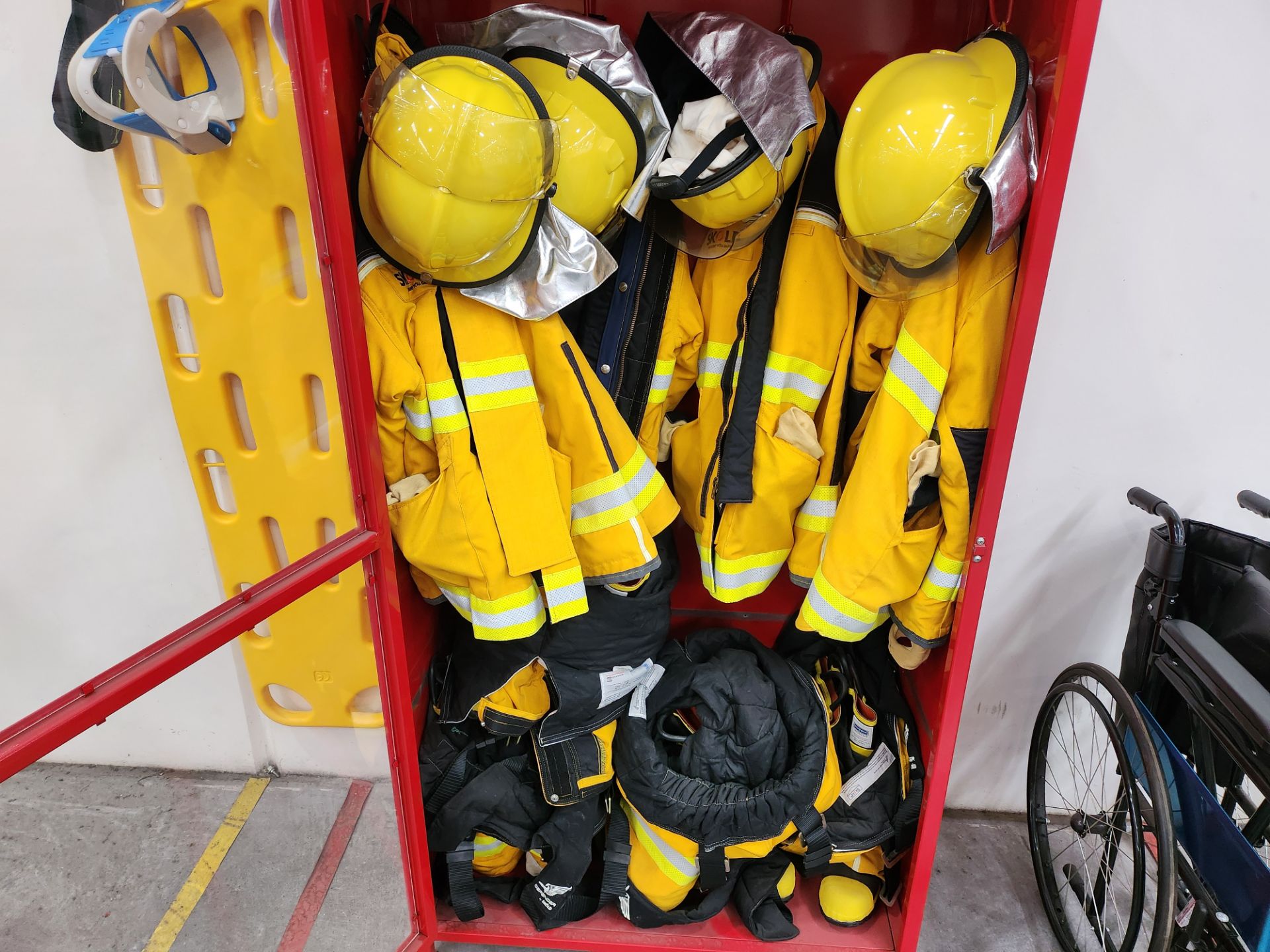 2 Cabinets for firefighter uniforms, measuring 0.90 x 0.45 x 1.80 ...
