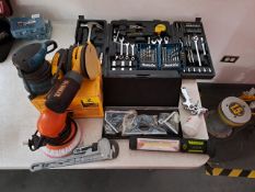 Lot of tools, contains: 3 orbital sanders (DEWALT, MAKITA, and TRUPER brands); set of 18 metal dril