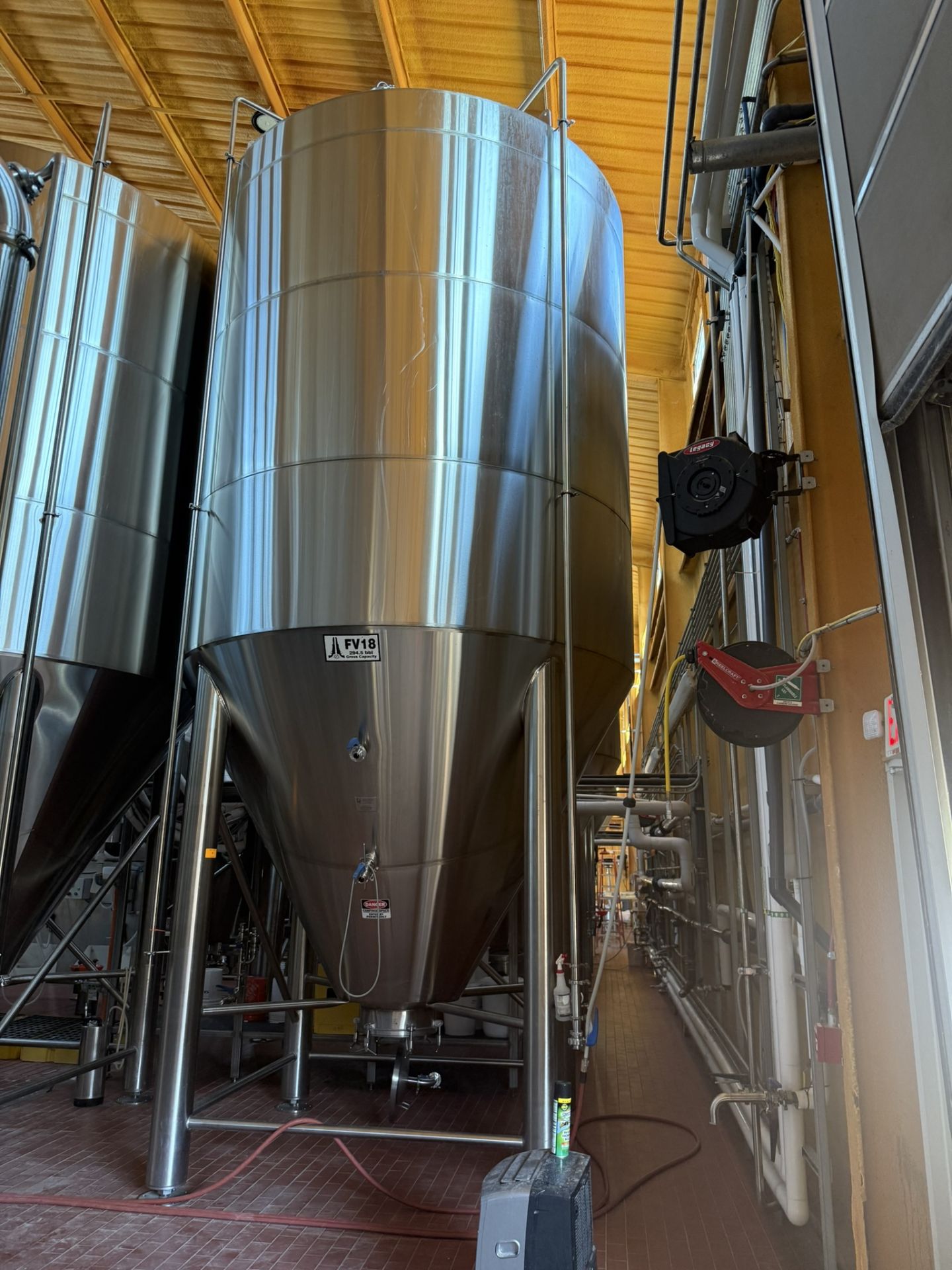 Unitank Capacity Silver State Stainless 240 BBL Stainless Steel Fermenter/Unitank (9,100 ...