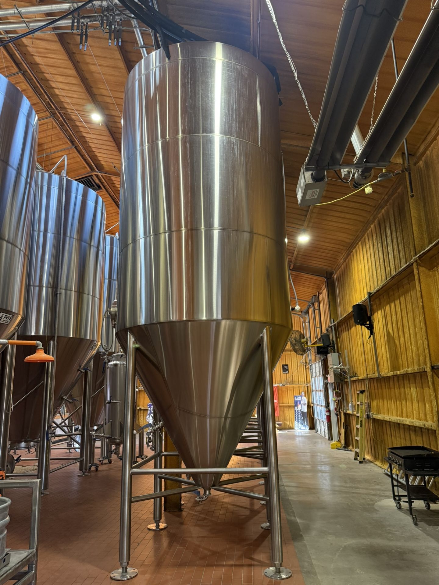 Unitank Capacity Silver State Stainless 120 BBL Stainless Steel Fermenter/Unitank (4,800 ...
