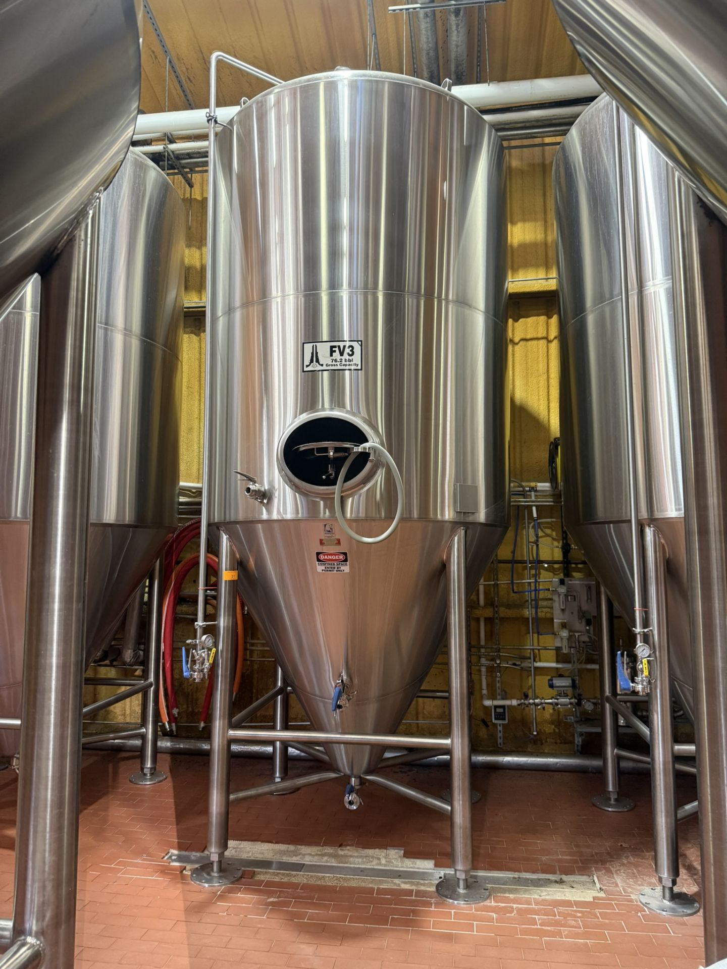 Unitank Capacity Silver State Stainless 50 BBL Stainless Steel Fermenter/Unitank (2,500 ...