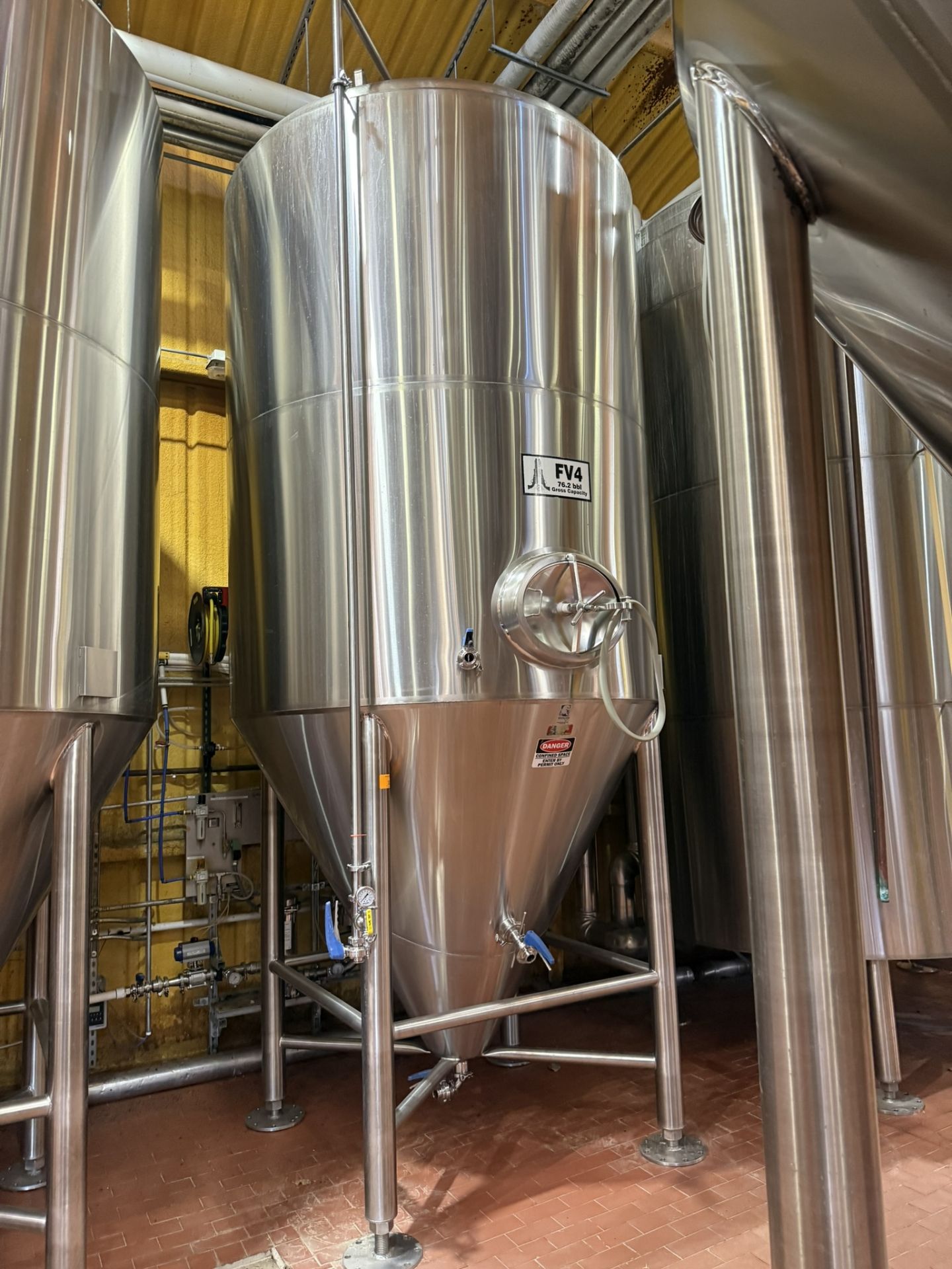 Unitank Capacity Silver State Stainless 50 BBL Stainless Steel Fermenter/Unitank (2,500 ...