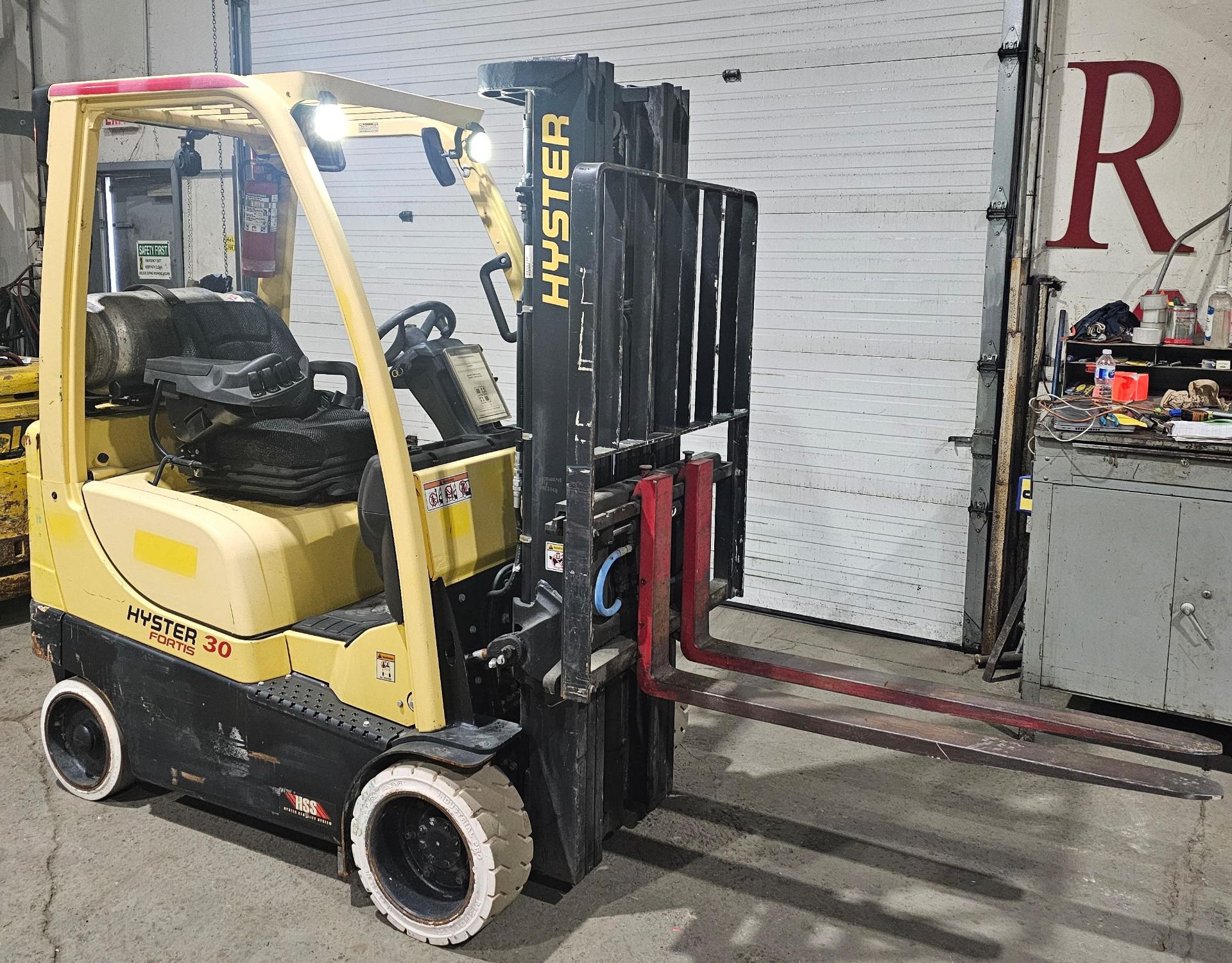 ***2017 Hyster 3,000lbs Capacity LPG (Propane) Forklift sideshift 3-STAGE MAST with Non marking - Image 4 of 5