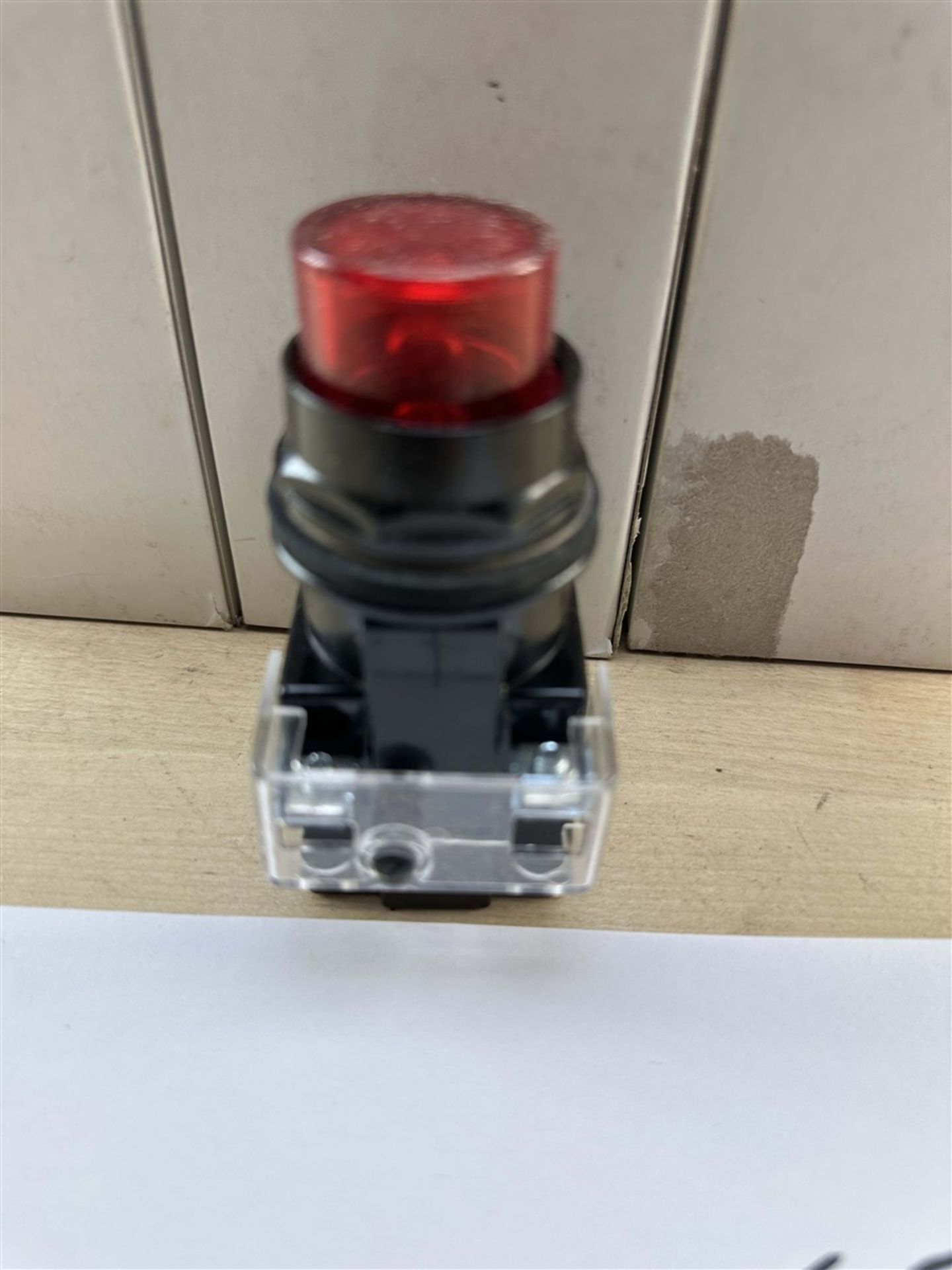 6x Siemens 52PX4G2 Red Push Buttons (Location: 2C)