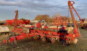 White 5100 8r-30" Planter