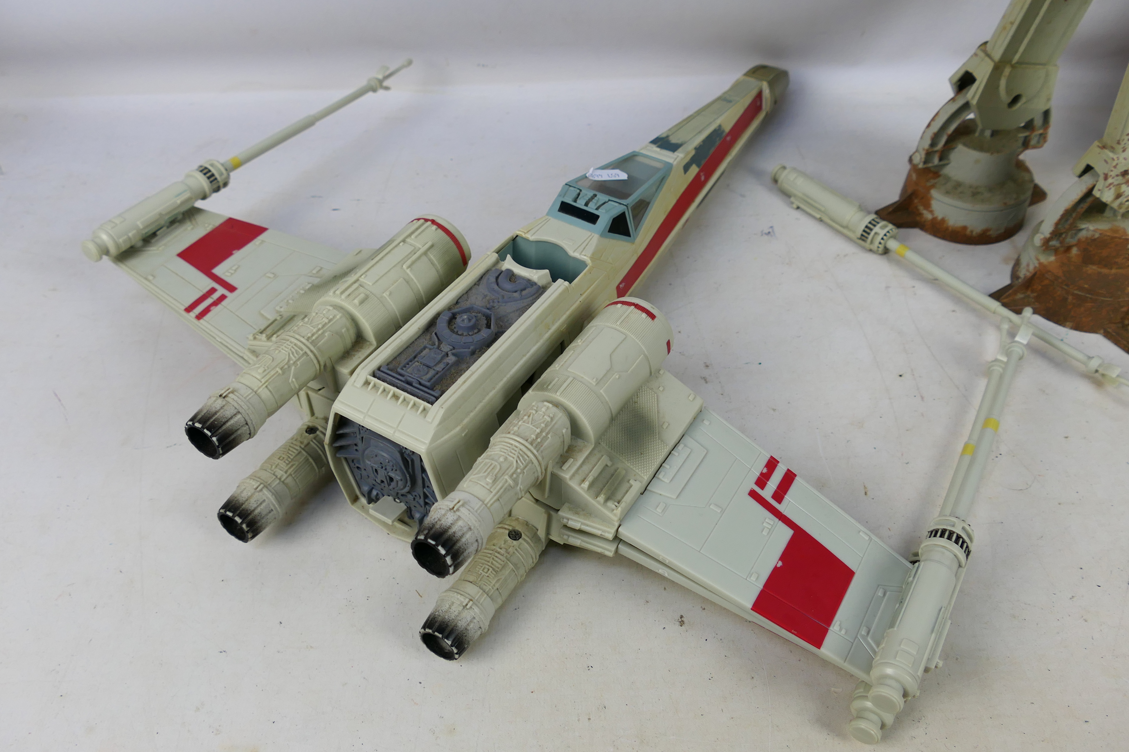 Star Wars - Hasbro - AT-AT by Hasbro 1997, together with an X Wing Fighter by Hasbro 2002. - Image 3 of 9