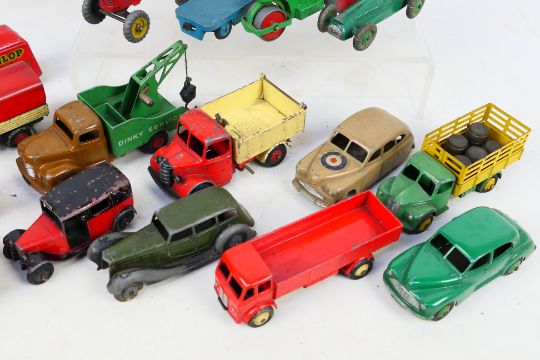 Dinky - An assortment of over 20 vintage diecast vehicles to include Bedford truck, Dodge, - Image 5 of 5