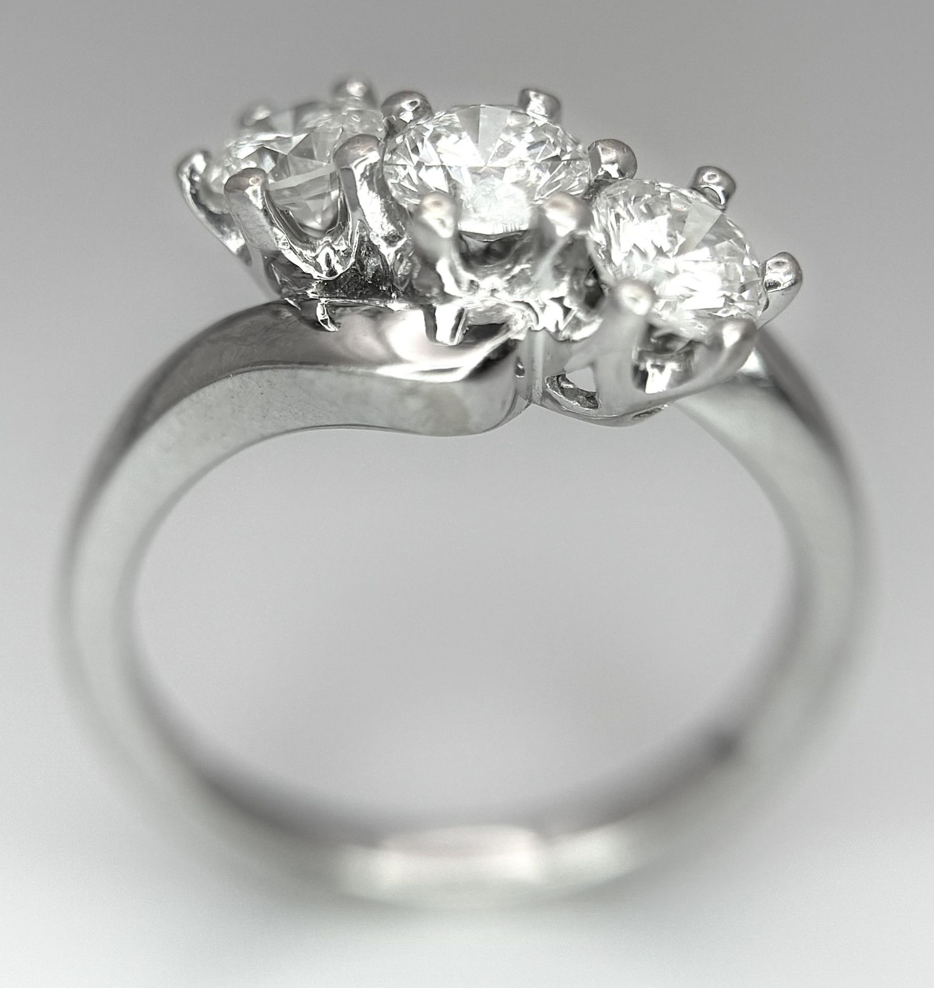 AN 18K WHITE GOLD DIAMOND CROSSOVER TRILOGY RING. 1.20CT. 5G TOTAL WEIGHT. SIZE M. Ref: A/S 1195 - Bild 7 aus 22