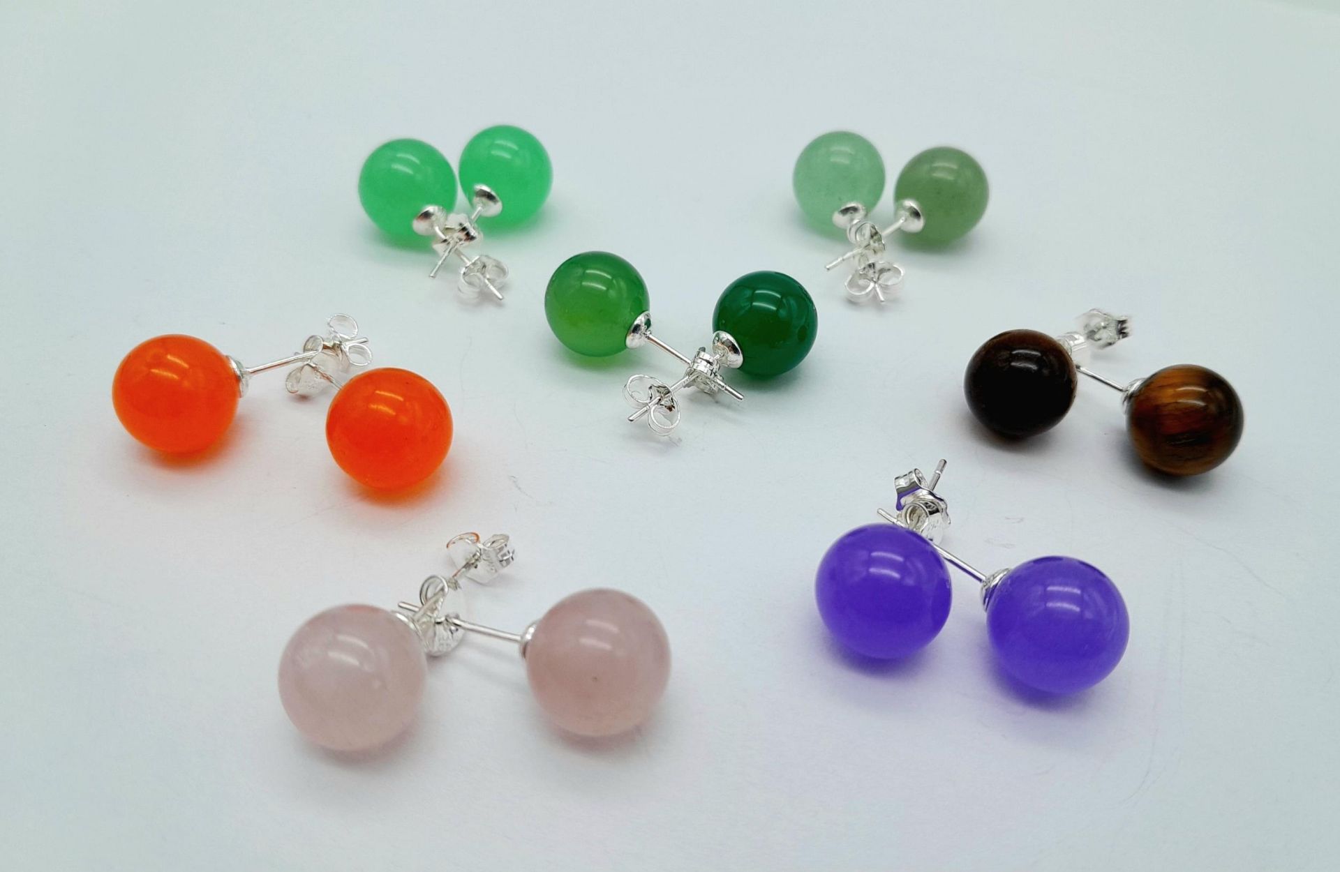 Seven Colourful Pairs of Jade Ball Stud Earrings - set in 925 silver. - Bild 3 aus 3