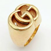 An 18K YELLOW GOLD GUCCI GG RING 17.3G SIZE M. Ref: TAN 7023
