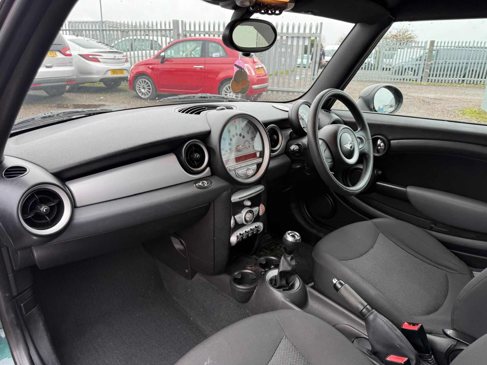 MINI ONE 1.6 CONVERTIBLE (MOT DEC 2026) 2010 (10) ULEZ COMPLIANT - Image 9 of 15