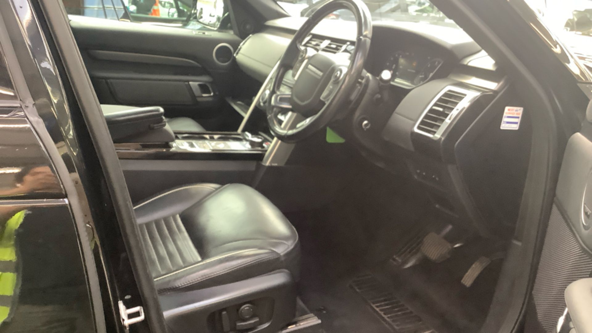 LAND ROVER DISCOVERY 5 HSE (MOT OCTOBER 2026)7 SEATS 2018 (18) - Image 5 of 6