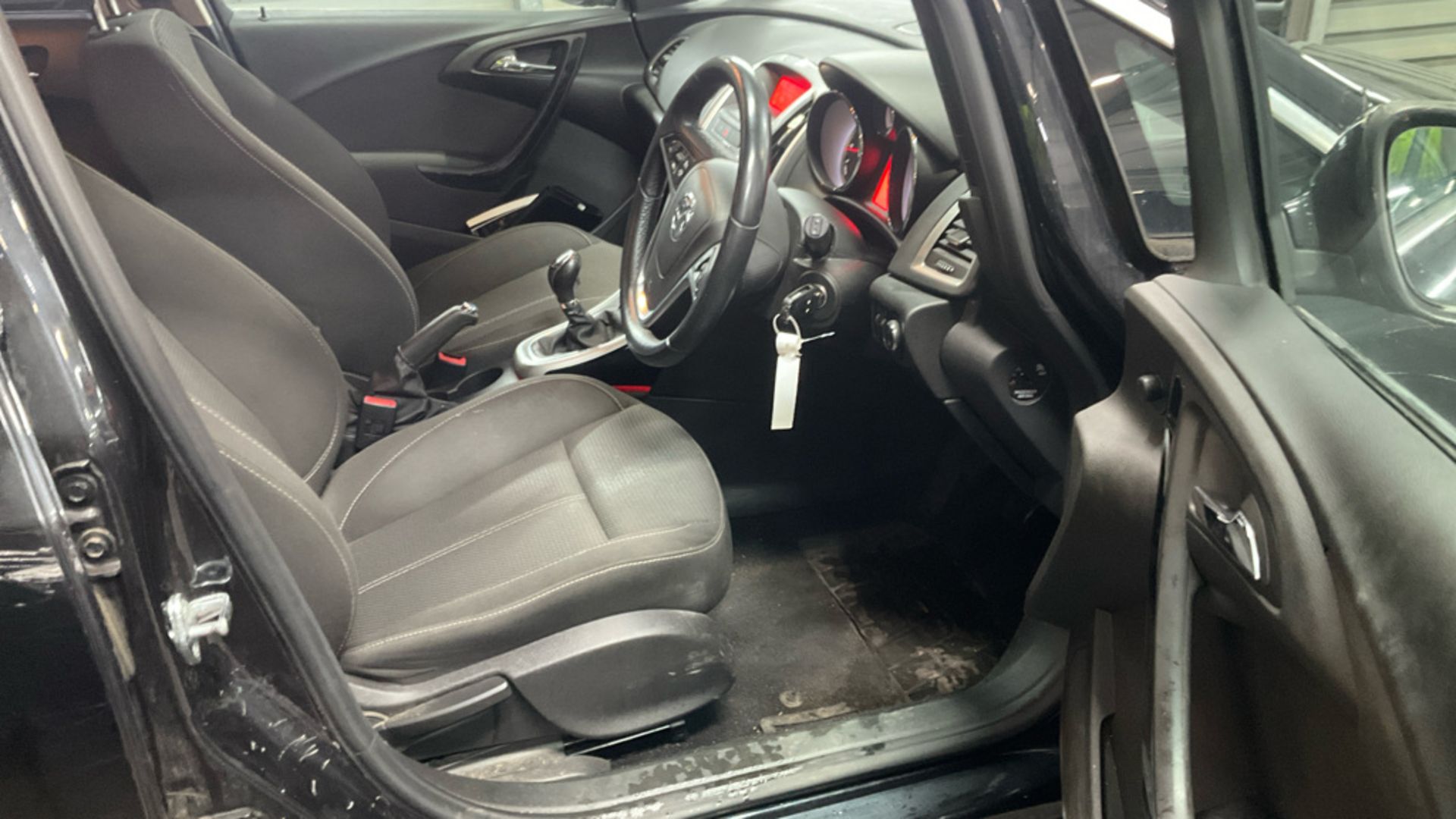 ** ON SALE ** VAUXHALL ASTRA 1.6 16V 115 SRI HATCHBACK 2014 (14) ULEZ COMPLIANT - Image 8 of 11