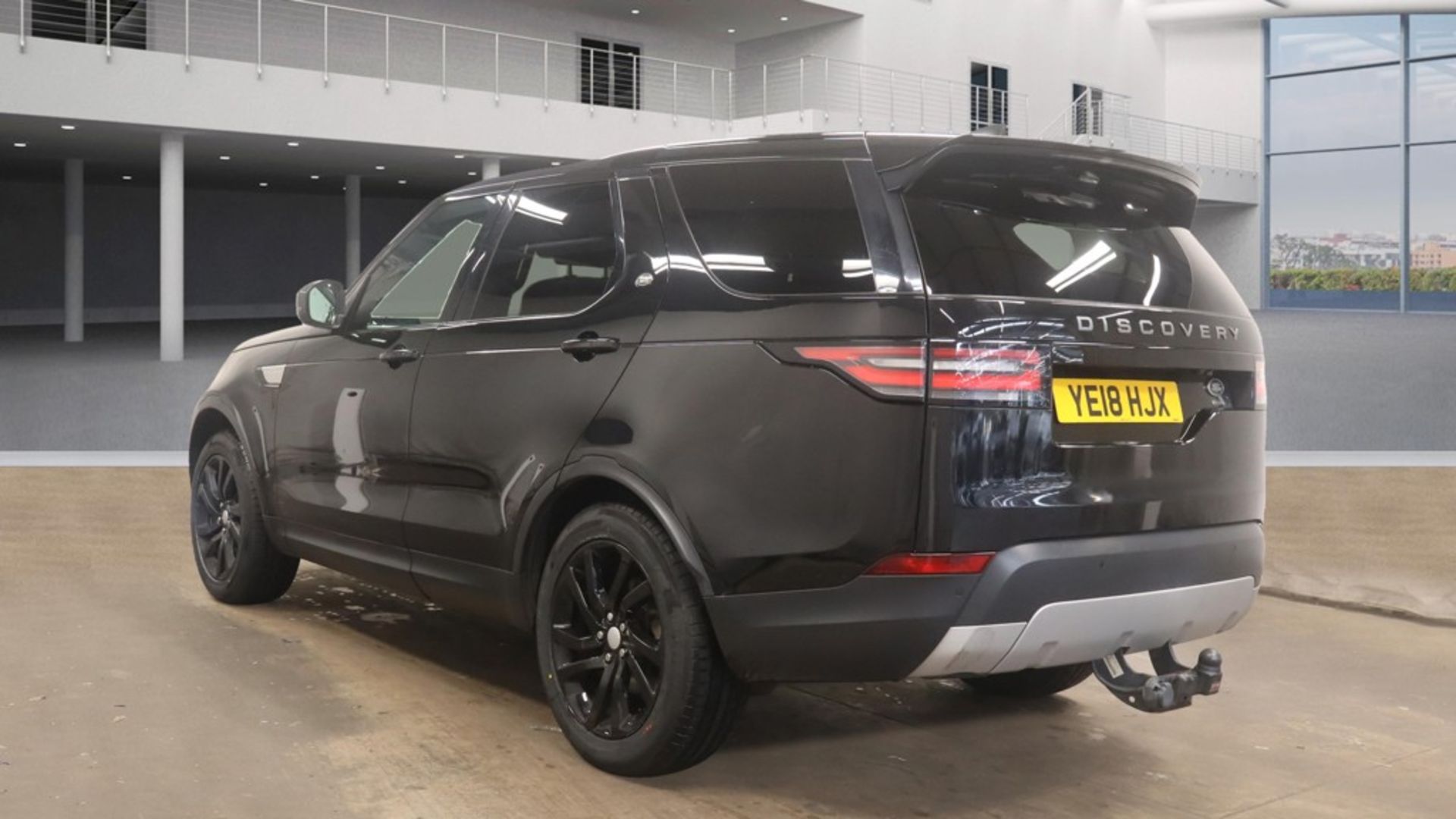 LAND ROVER DISCOVERY 5 HSE (MOT OCTOBER 2026)7 SEATS 2018 (18) - Image 3 of 6