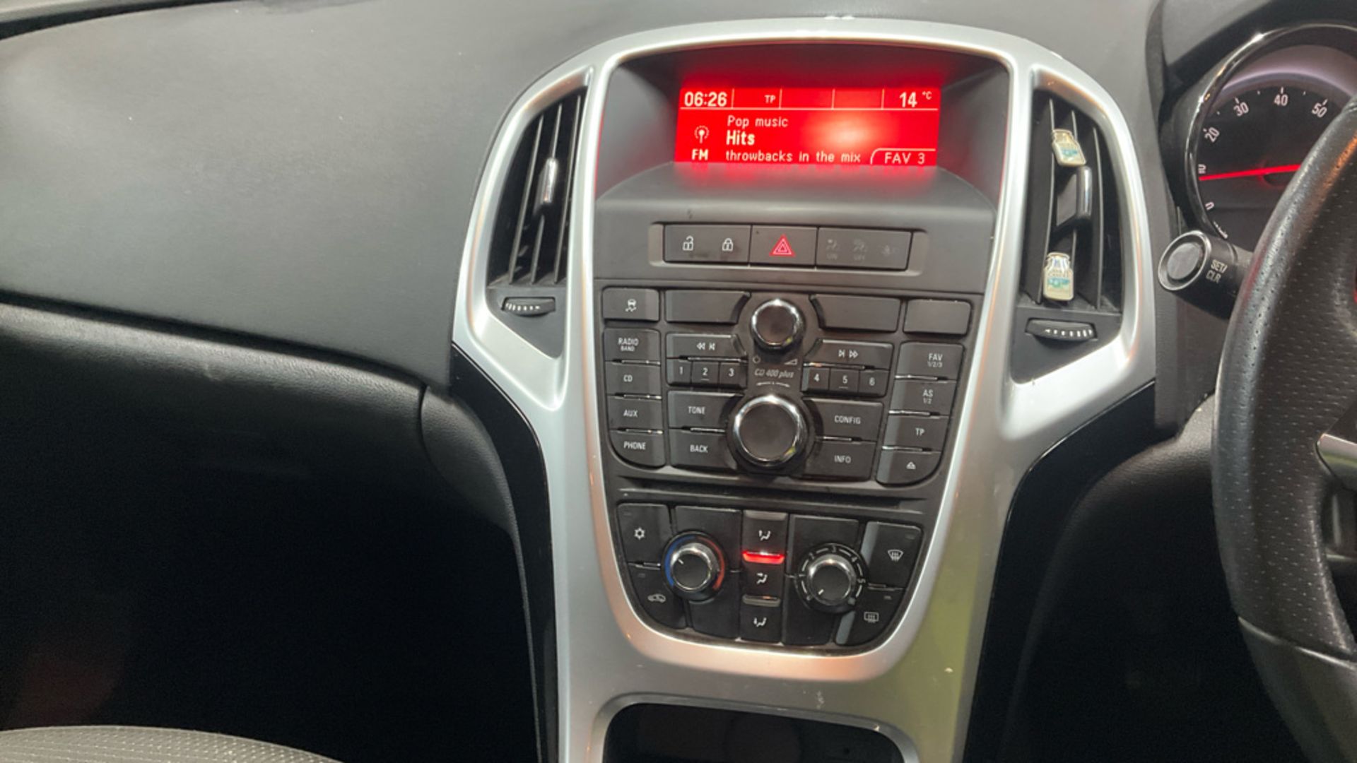 ** ON SALE ** VAUXHALL ASTRA 1.6 16V 115 SRI HATCHBACK 2014 (14) ULEZ COMPLIANT - Image 10 of 11