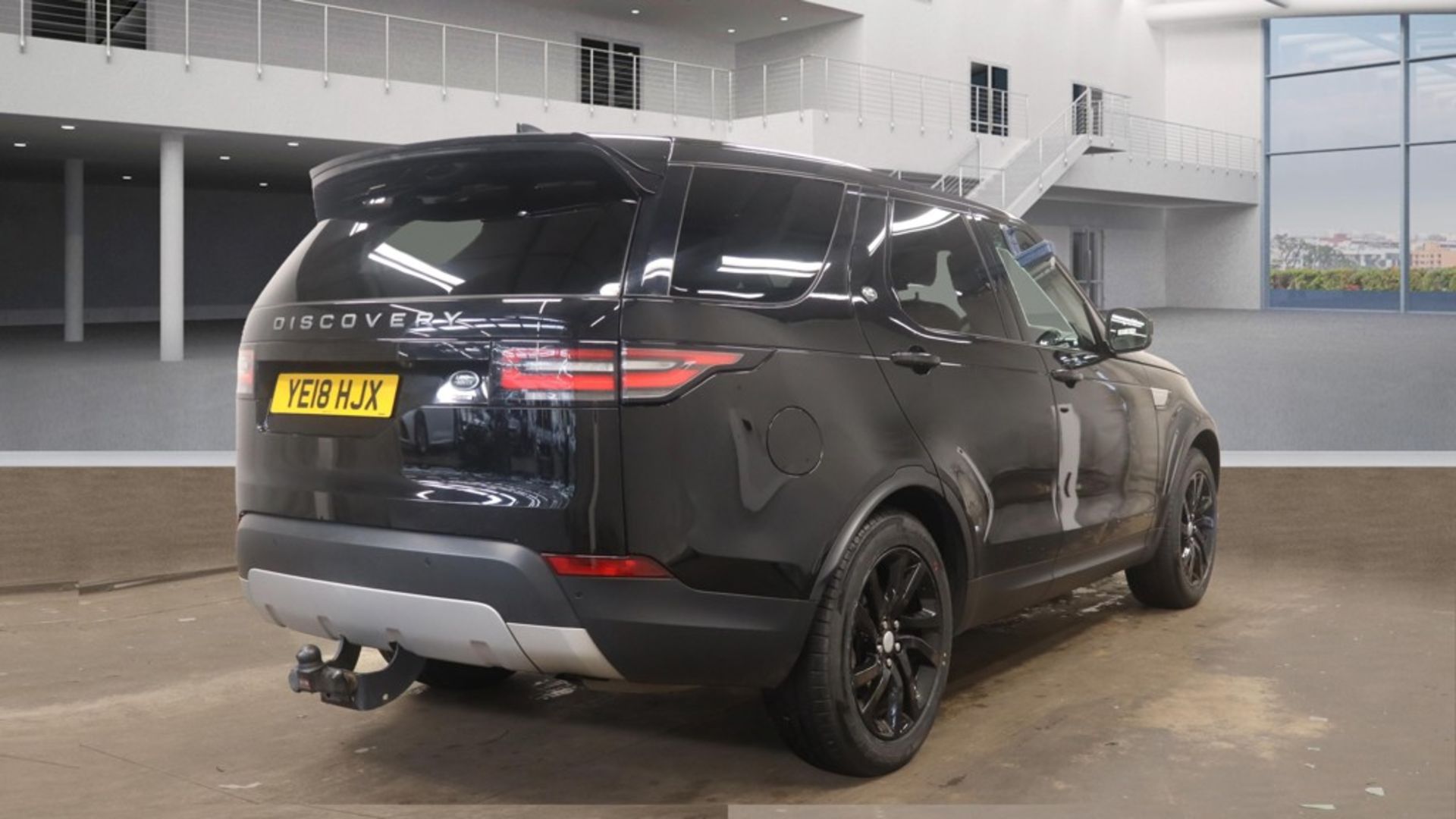 LAND ROVER DISCOVERY 5 HSE (MOT OCTOBER 2026)7 SEATS 2018 (18) - Image 4 of 6