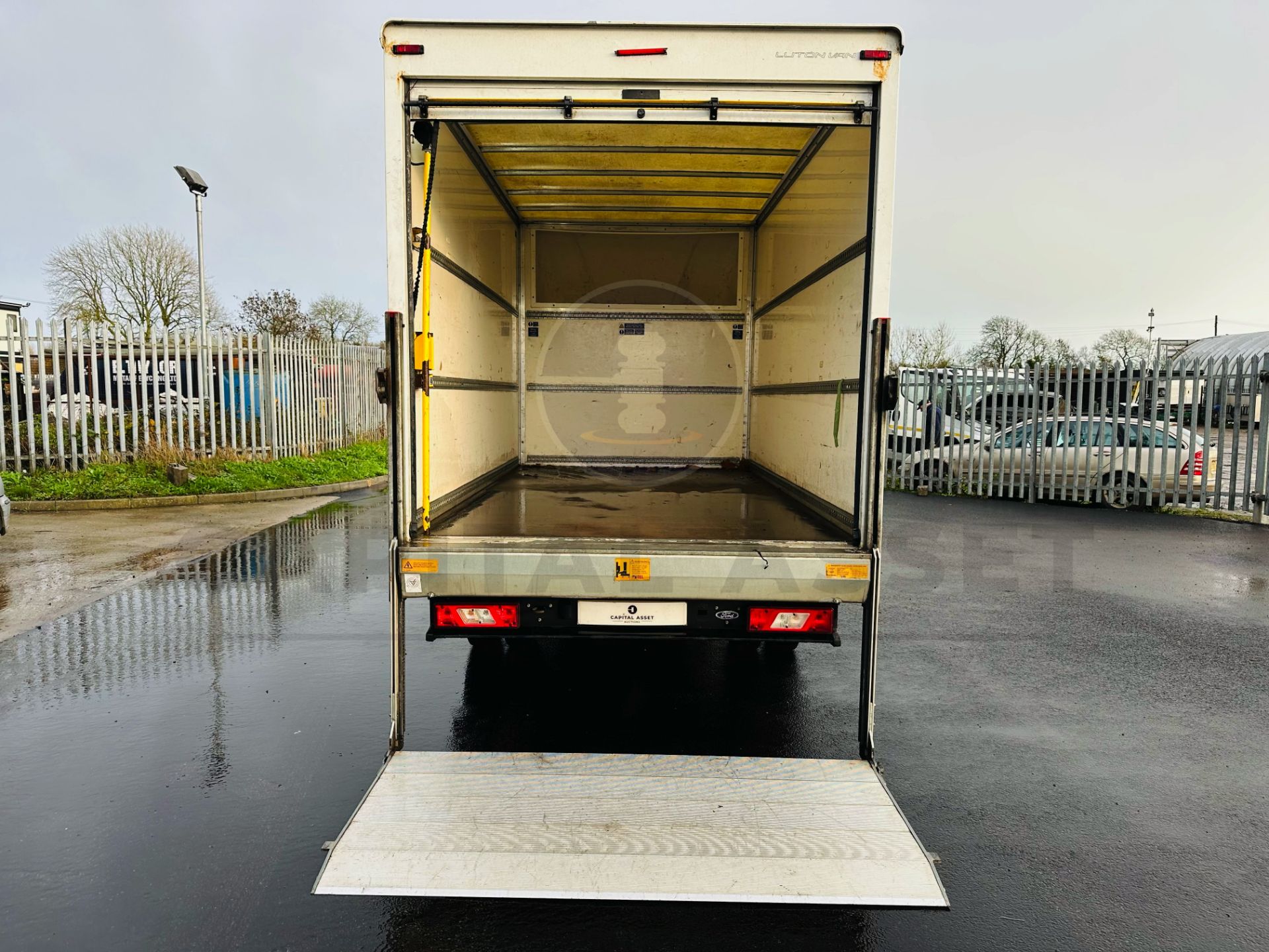 "ON SALE" FORD TRANSIT 2.0TDCI *LUTON BOX VAN WITH ELECTRIC TAIL LIFT* - 2020 MODEL - 1 KEEPER - Image 11 of 26