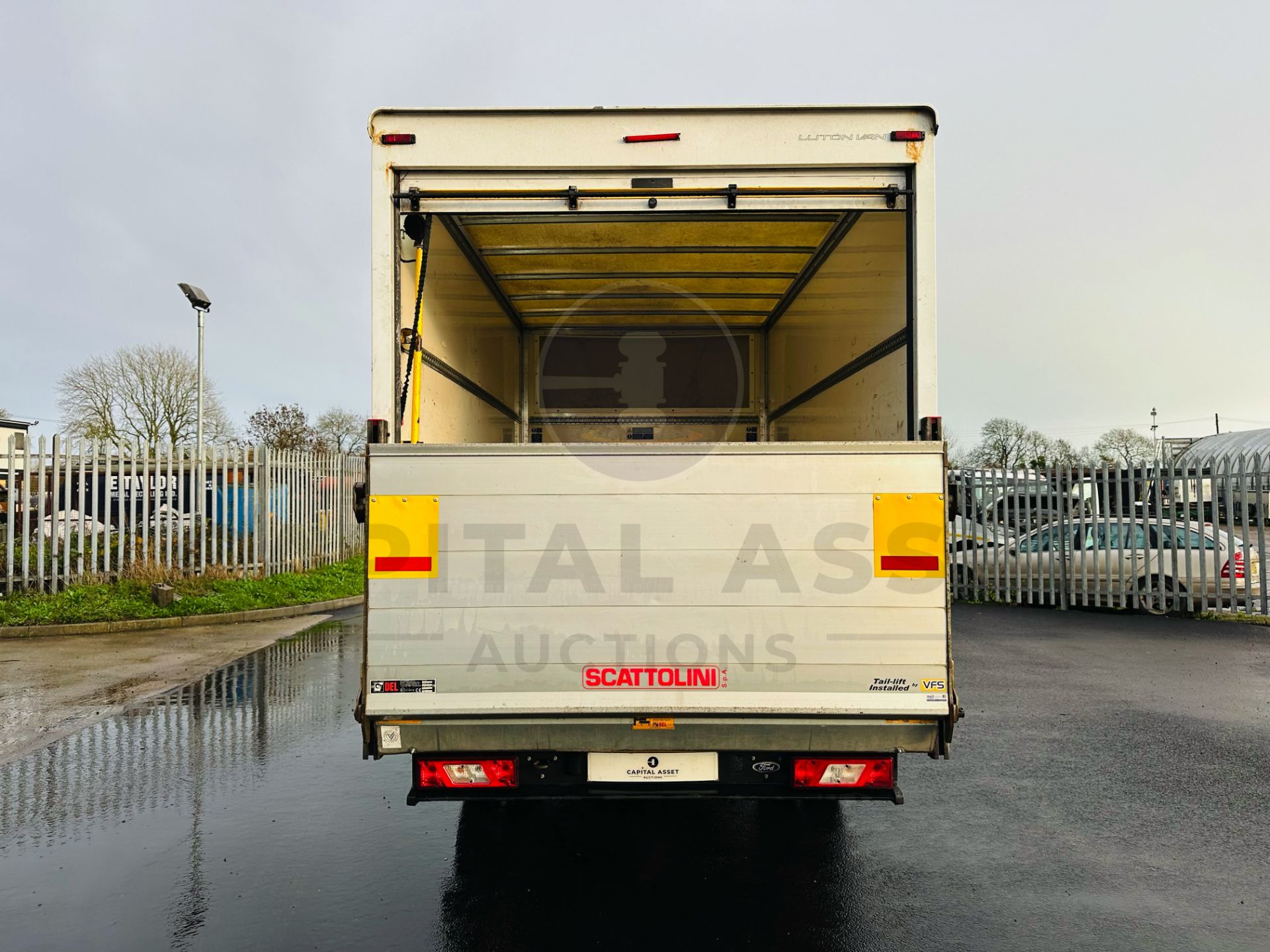 "ON SALE" FORD TRANSIT 2.0TDCI *LUTON BOX VAN WITH ELECTRIC TAIL LIFT* - 2020 MODEL - 1 KEEPER - Image 8 of 26