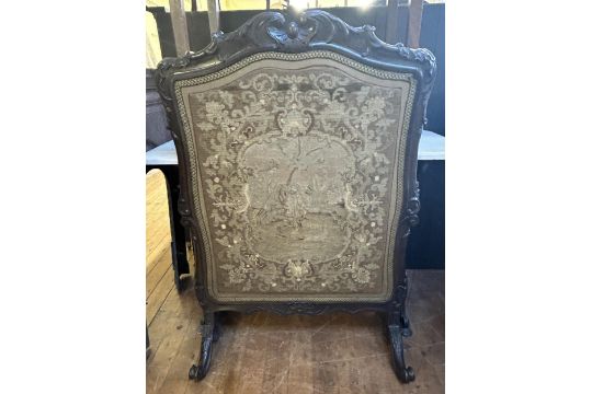 A firescreen, in a carved walnut frame, inset with a tapestry panel, 10 x 75 cm - Image 1 of 3