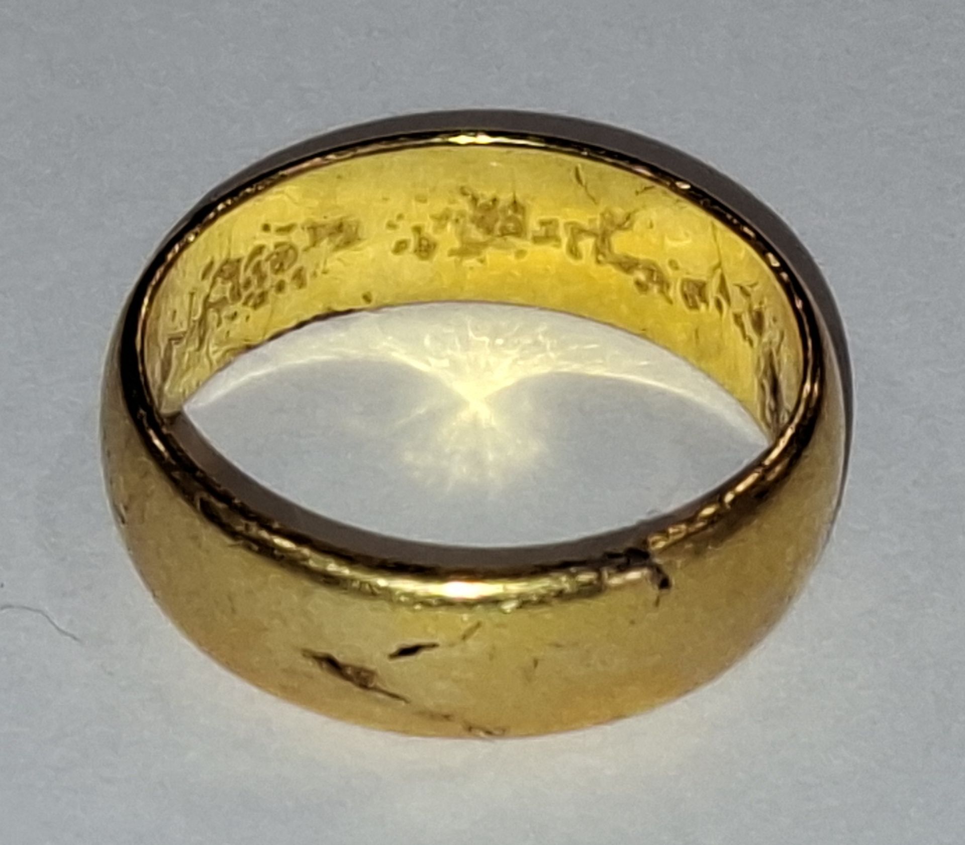 22 CT GOLD BAND WEDDING RING - WEIGHT 6.475 G (AUTHORISED AS GENUINE BY ...
