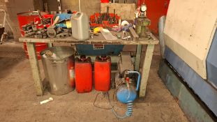 1 X WORKSHOP BENCH WITH VARIOUS HANDTOOLS/ACCESSORIES TO INCLUDE HEAVY-DUTY STEEL WORKBENCH
