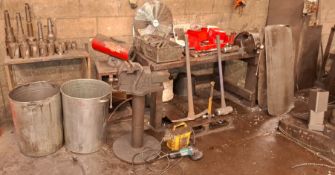 1 X SOLID WORKBENCH WITH HEAVY DUTY STEEL TOP WITH BENCH VICE FITTED