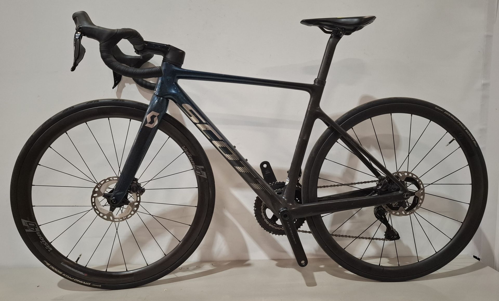 SCOTT ADDICT RC PRO DISC ROAD BIKE MODEL: 286415 SIZE: S - 52 ORIG PRICE: £8699 ADDICT RC DISC HMX - Image 2 of 6