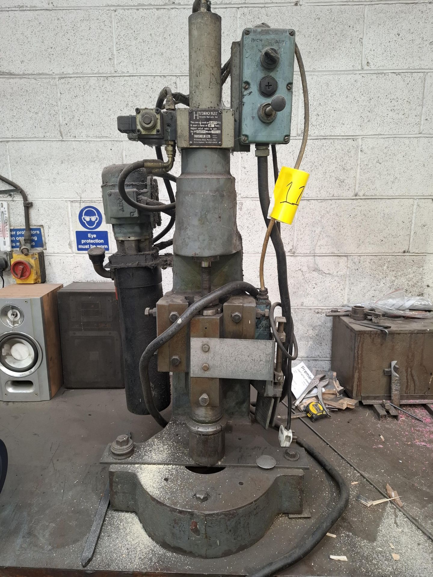 METAL WORK BENCH WITH HYDRO KIT 4 TONNE HYDRAULIC PRESS, KOBE INDUSTRIAL BENCH GRINDER MODEL NO - - Image 2 of 4