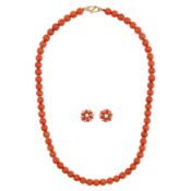 λ A coral necklace and earrings suite