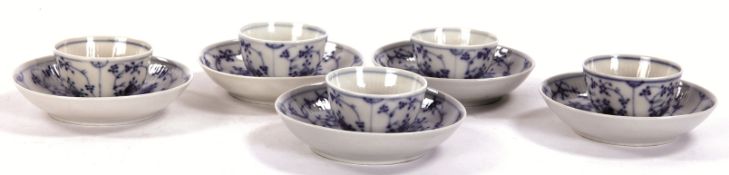 5 Koppchen auf Untertassen