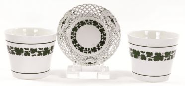 2 Cachepots u. 1 Korbschale