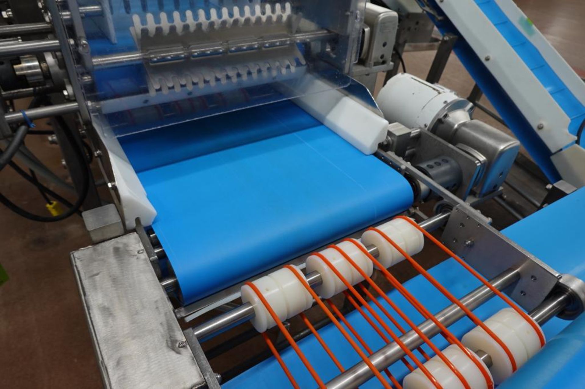 Topping Application Quantum WF2000 waterfall topping applicator with 3 return conveyors ...