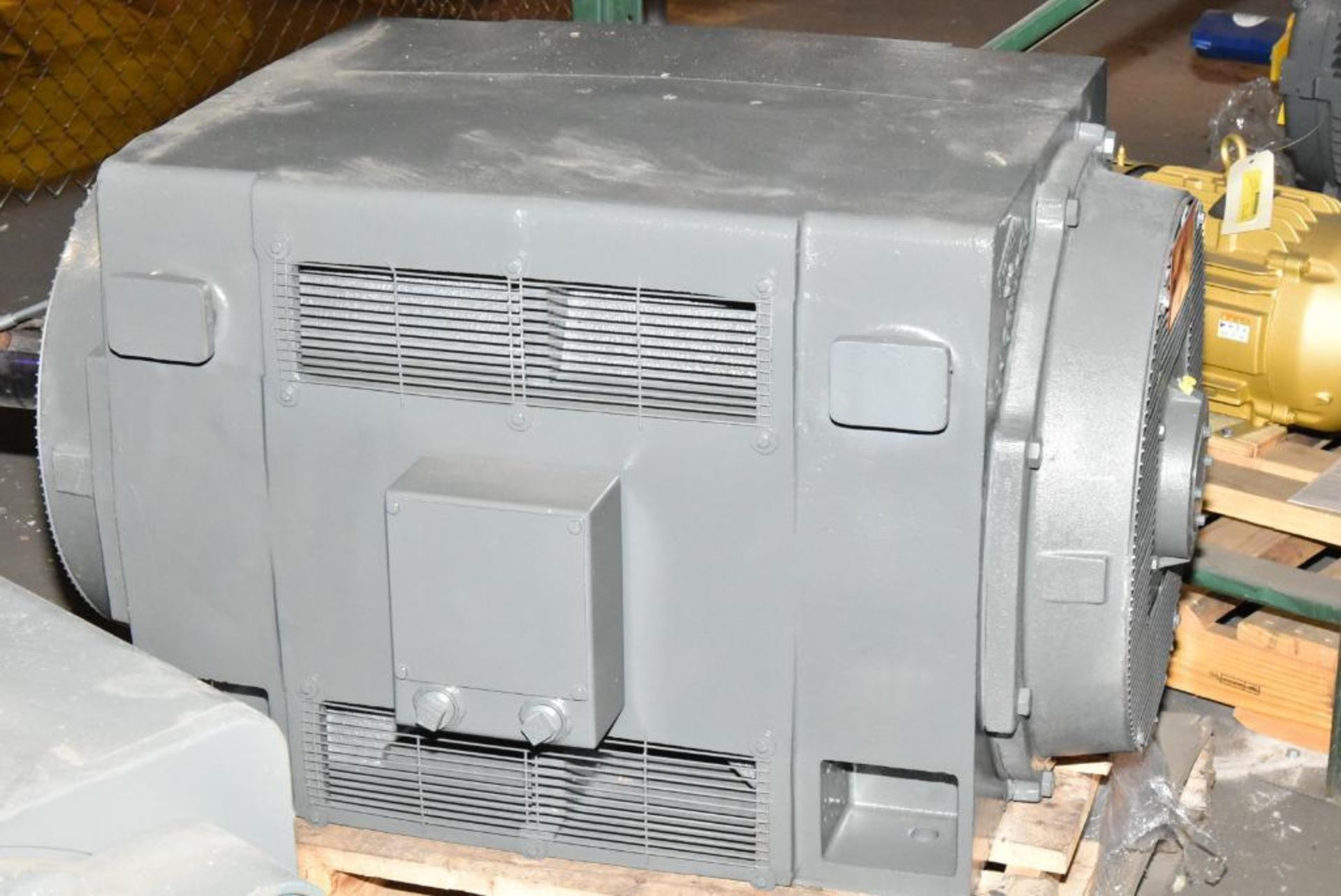 { Choice of lots: 1227 } ELECTRIC MOTOR WITH 250 HP/4160V/900 RPM ...