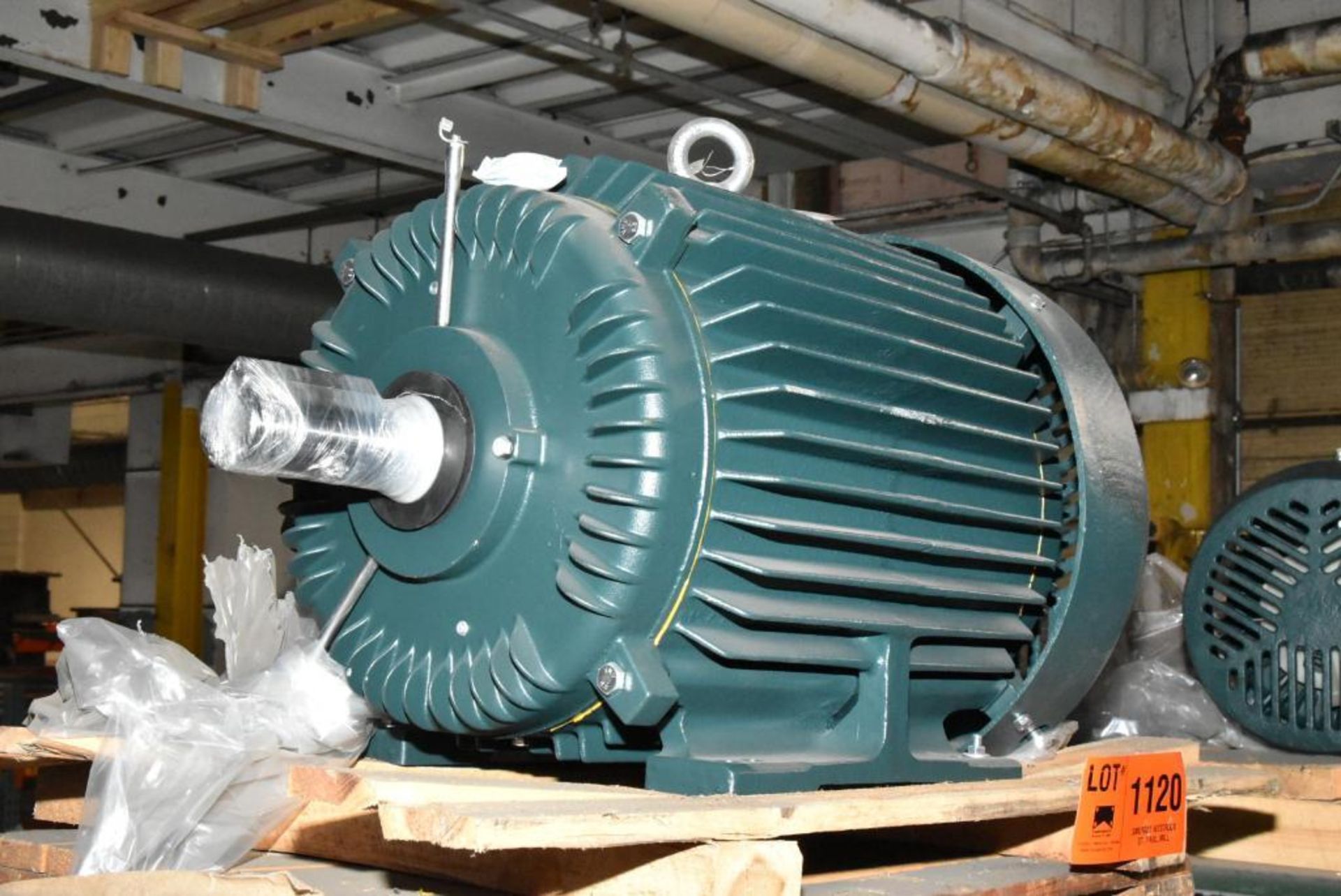 ELECTRIC MOTOR WITH 30 HP/480V/900 RPM [RIGGING FEES FOR LOT #1120 ...