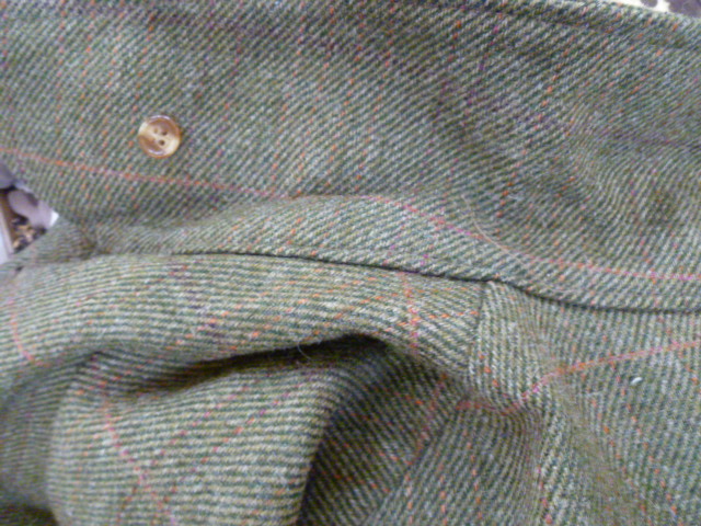 Green tweed Sherlock Holmes-style cape labelled P&J Haggart, Aberfeldy, Scotland (PLEASE NOTE VAT - Image 6 of 6