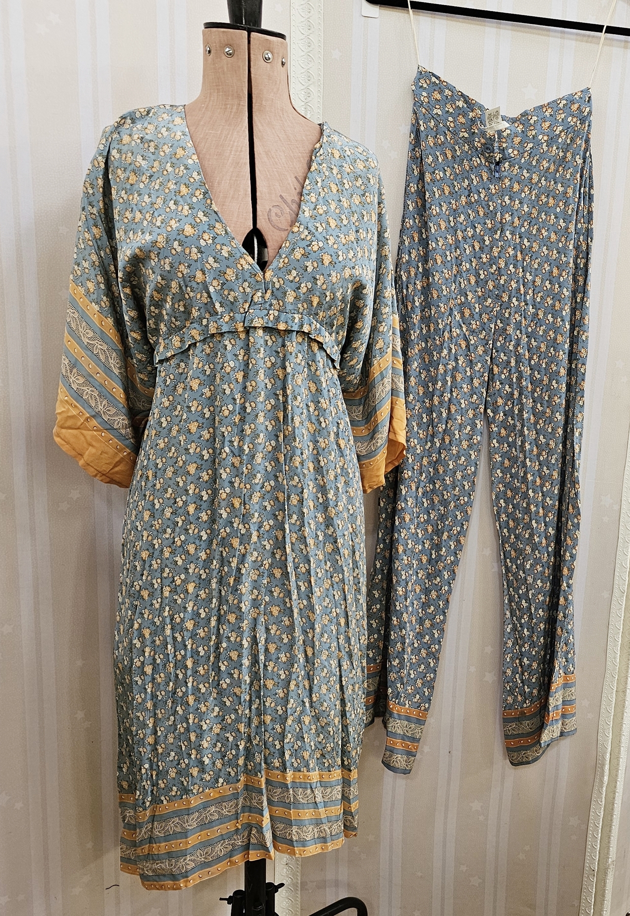 A vintage Wallis trouser suit, pale blue with printed flower design, the jacket kimono style sleeves - Image 4 of 5