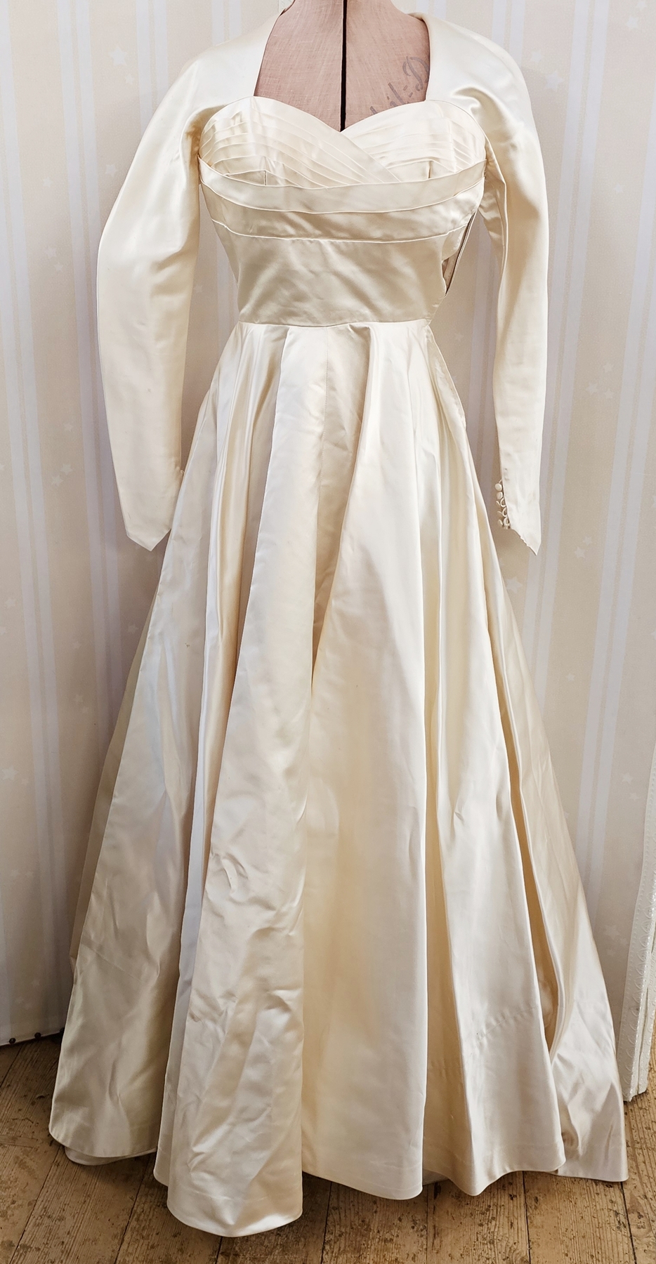 Raw silk emerald green evening gown with spaghetti straps, a pleated bodice and bow detail to the - Image 8 of 8