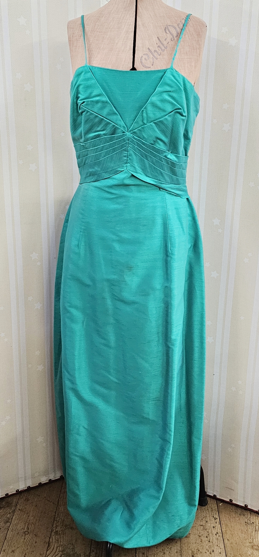 Raw silk emerald green evening gown with spaghetti straps, a pleated bodice and bow detail to the - Image 5 of 8