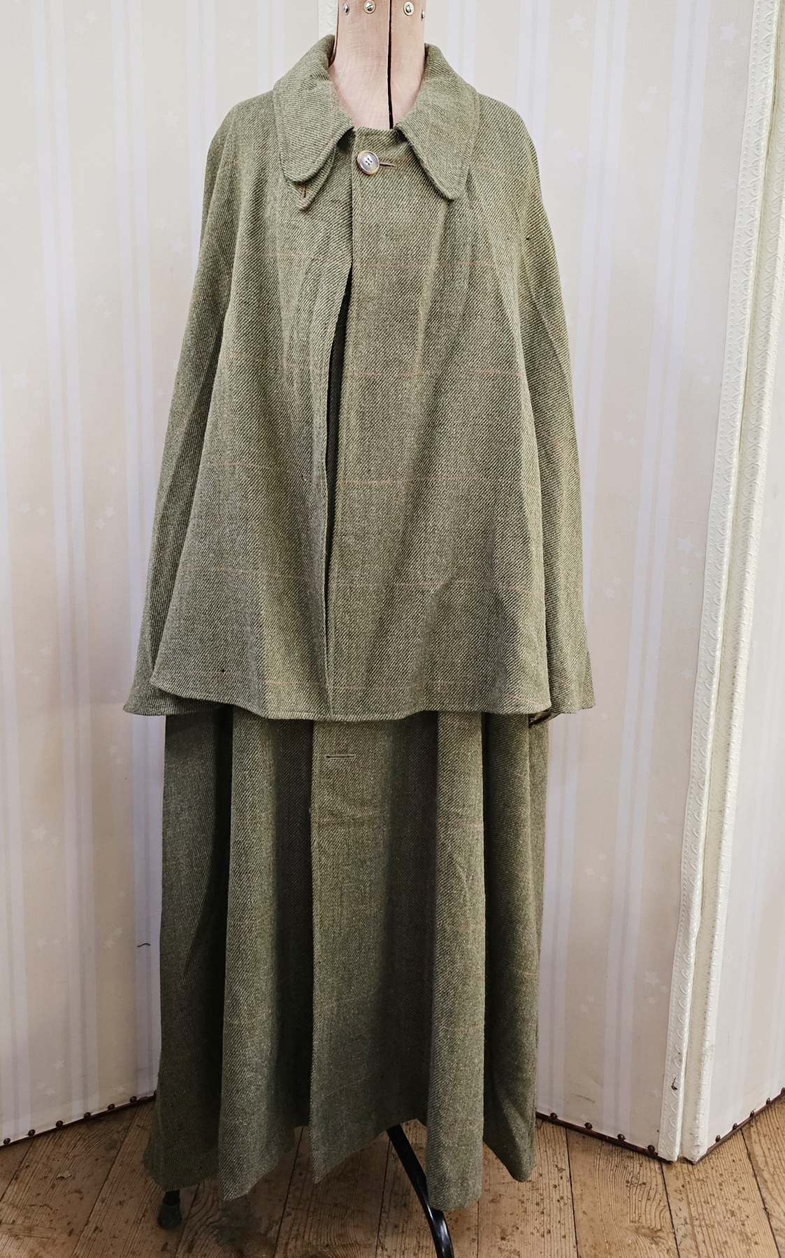 Green tweed Sherlock Holmes-style cape labelled P&J Haggart, Aberfeldy, Scotland (PLEASE NOTE VAT