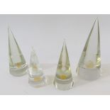 Set of four graduated Cenedese Murano pointed obelisks, each pointed conical clear glass piece inset
