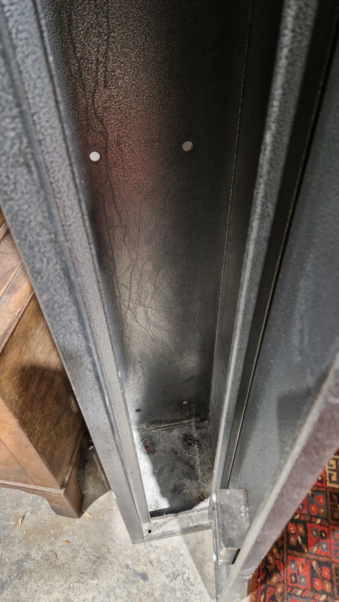 Metal lockable gun cabinet, for three guns, with two keys, 134cm high x 20cm wide x 22cm deep - Image 11 of 13