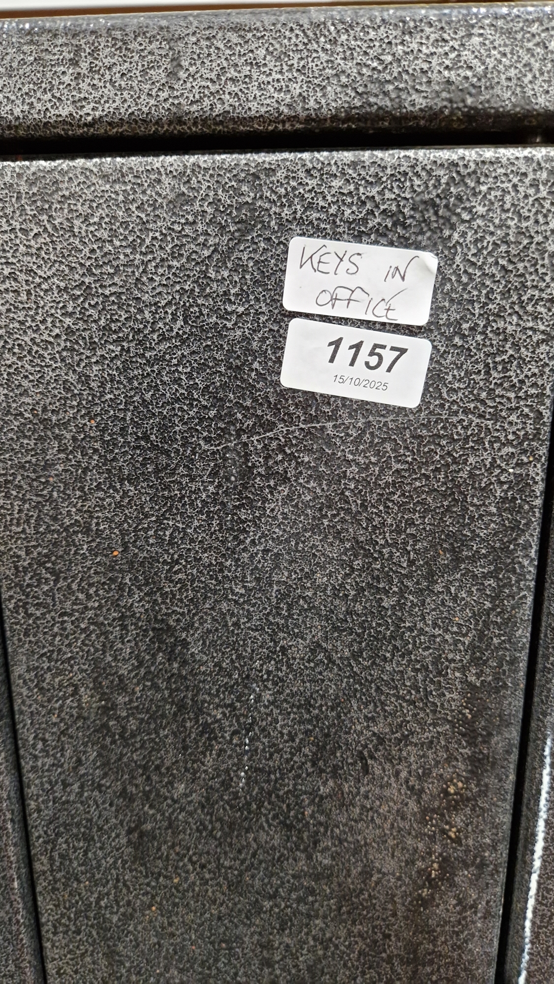 Metal lockable gun cabinet, for three guns, with two keys, 134cm high x 20cm wide x 22cm deep - Image 3 of 13