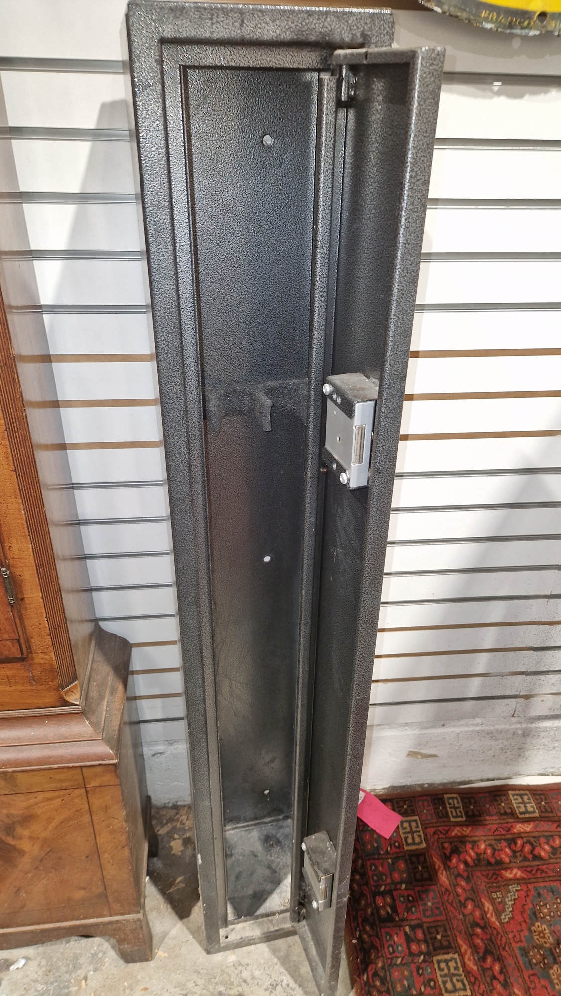 Metal lockable gun cabinet, for three guns, with two keys, 134cm high x 20cm wide x 22cm deep - Image 12 of 13