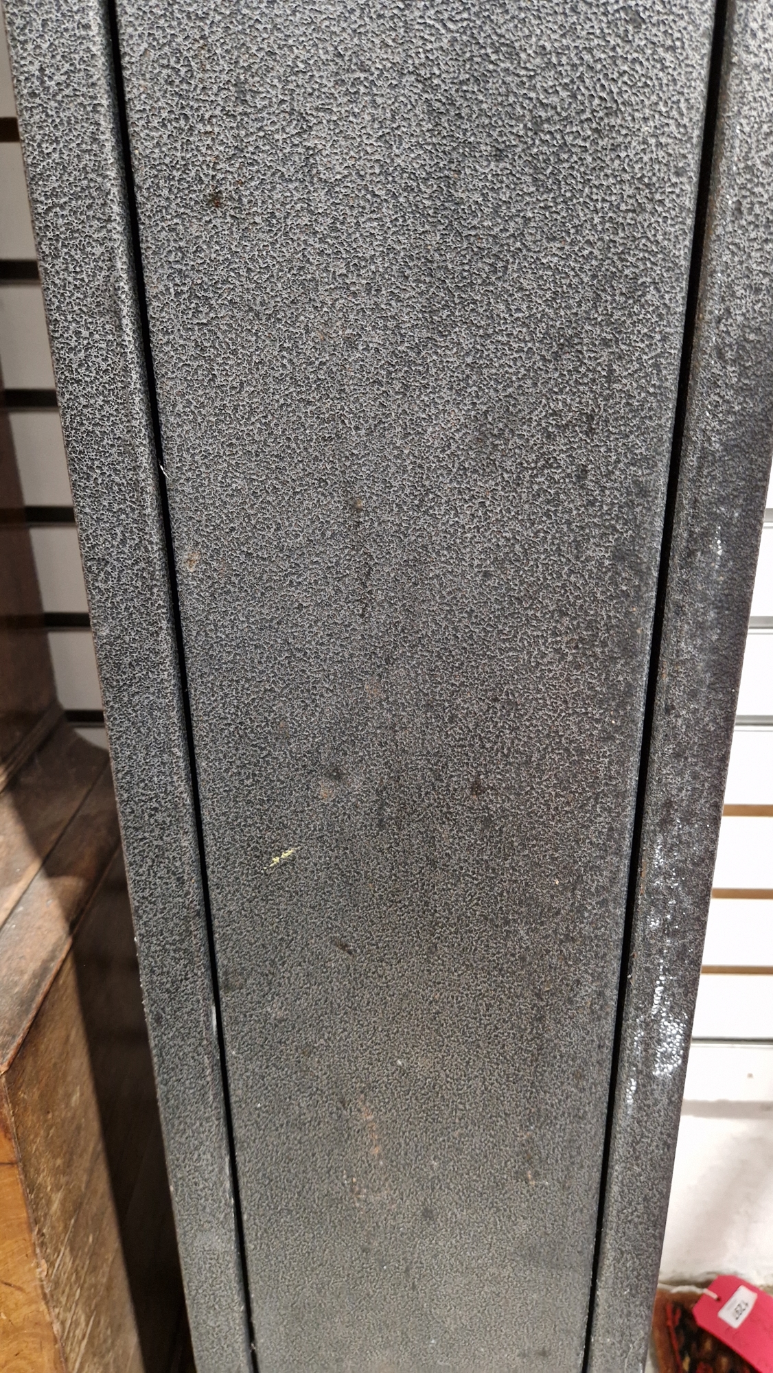 Metal lockable gun cabinet, for three guns, with two keys, 134cm high x 20cm wide x 22cm deep - Image 5 of 13