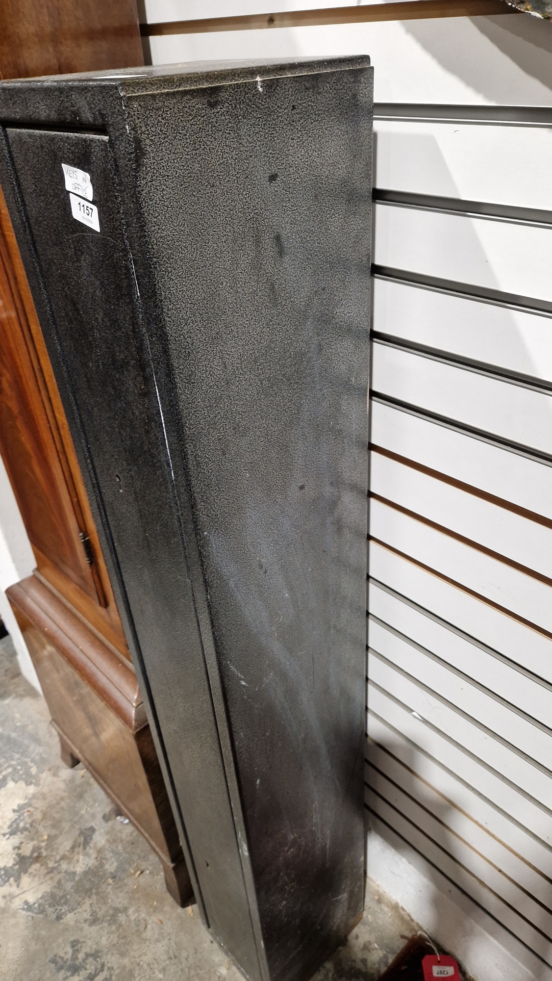 Metal lockable gun cabinet, for three guns, with two keys, 134cm high x 20cm wide x 22cm deep - Image 7 of 13